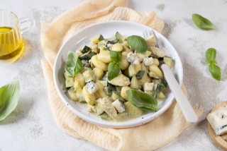 Gnocchi al pesto verde, zucchine, pollo e gorgonzola