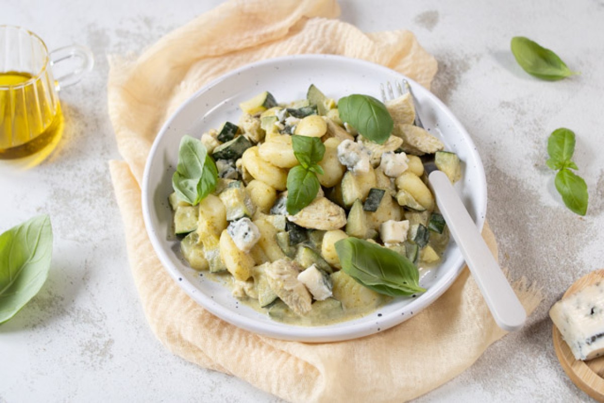 Gnocchi con pesto verde, calabacín, pollo y gorgonzola
