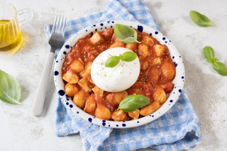 Gnocchi in tomatensaus met kip en burrata
