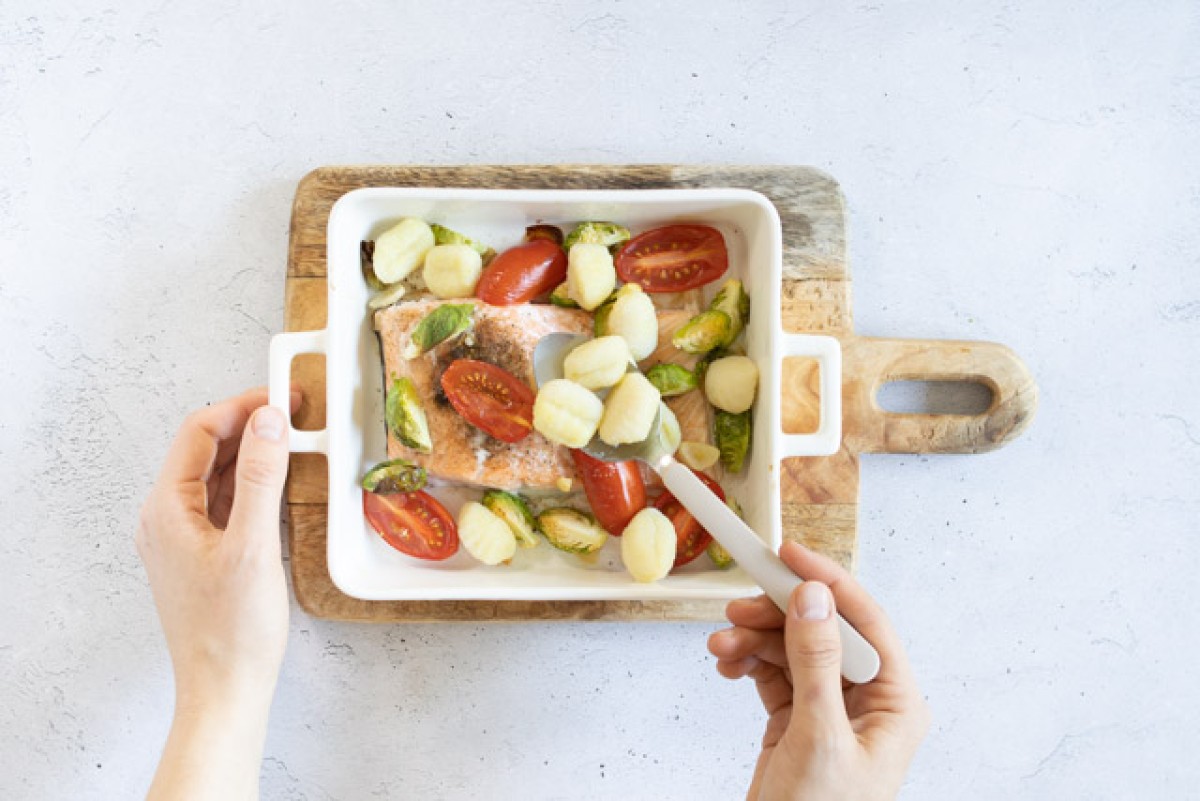 Receta para Gnocchi con coles de Bruselas, tomates cherry y salmón