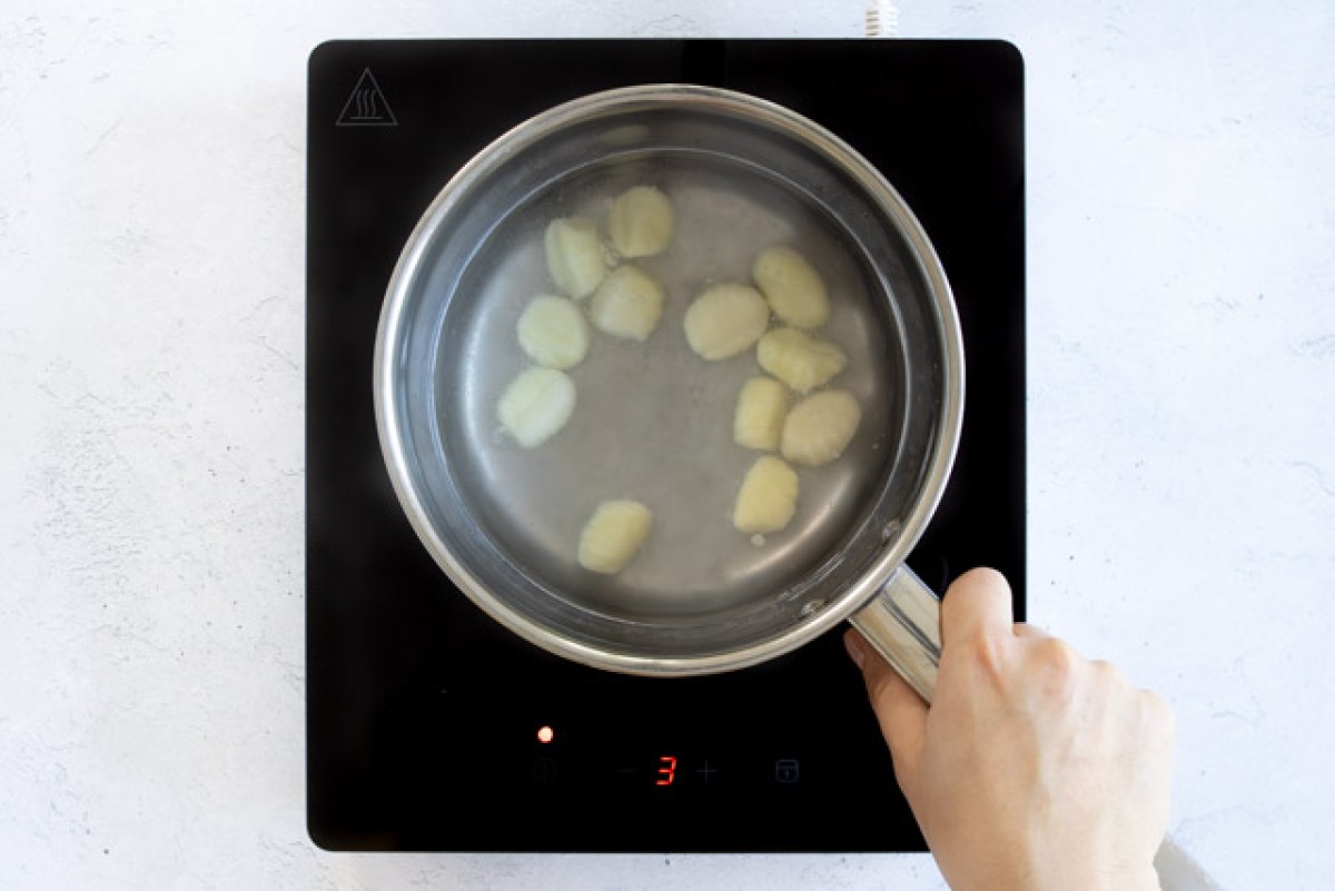 Receta para Gnocchi con coles de Bruselas, tomates cherry y salmón