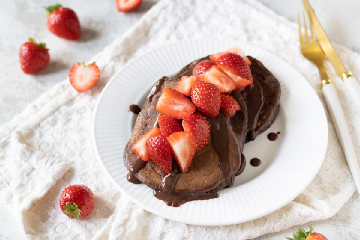 Crêpes protéinées au chocolat avec sauce aux fraises