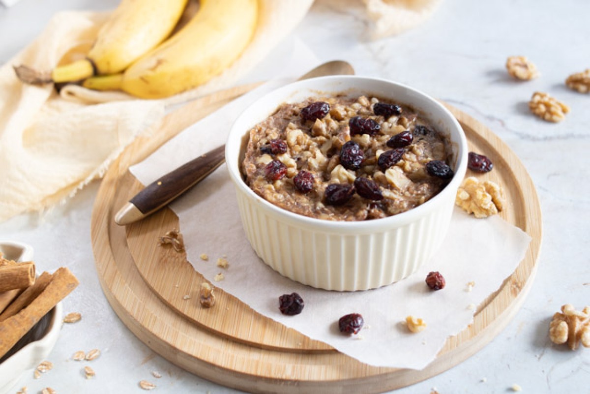 Gebackenes Porridge mit Cranberries und Walnüssen