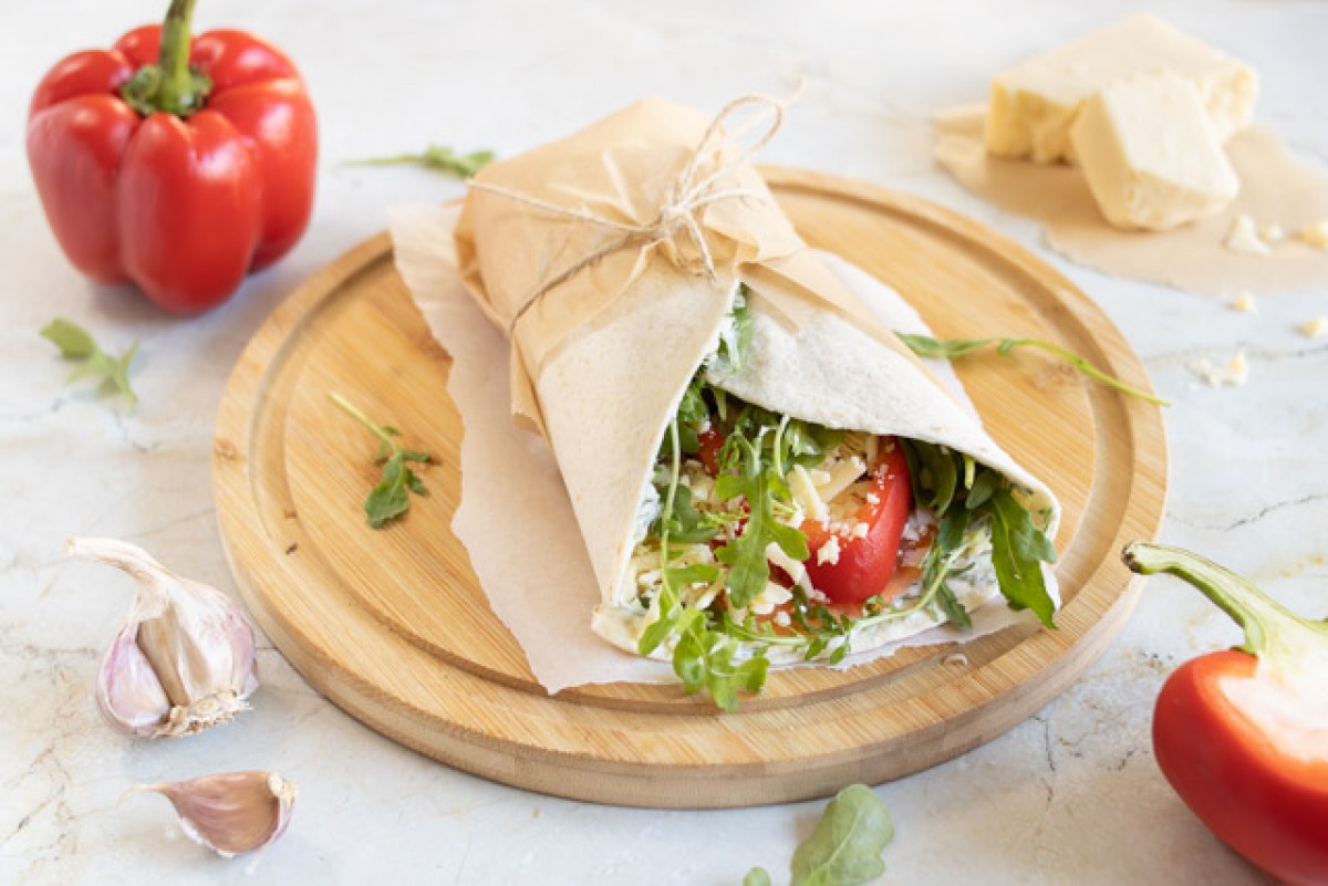 Wrap keto avec saumon, fromage et légumes