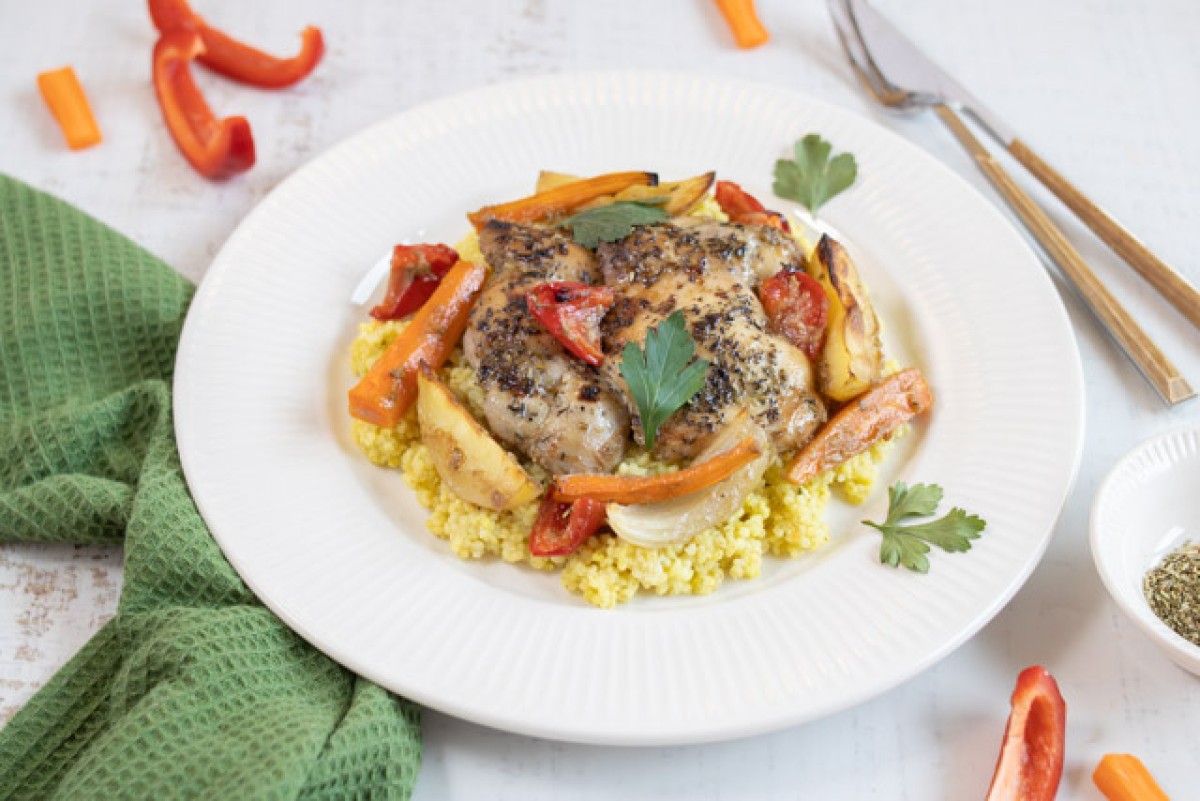Poulet rôti aux légumes et au millet dans une sauce aromatique à la moutarde et au miel