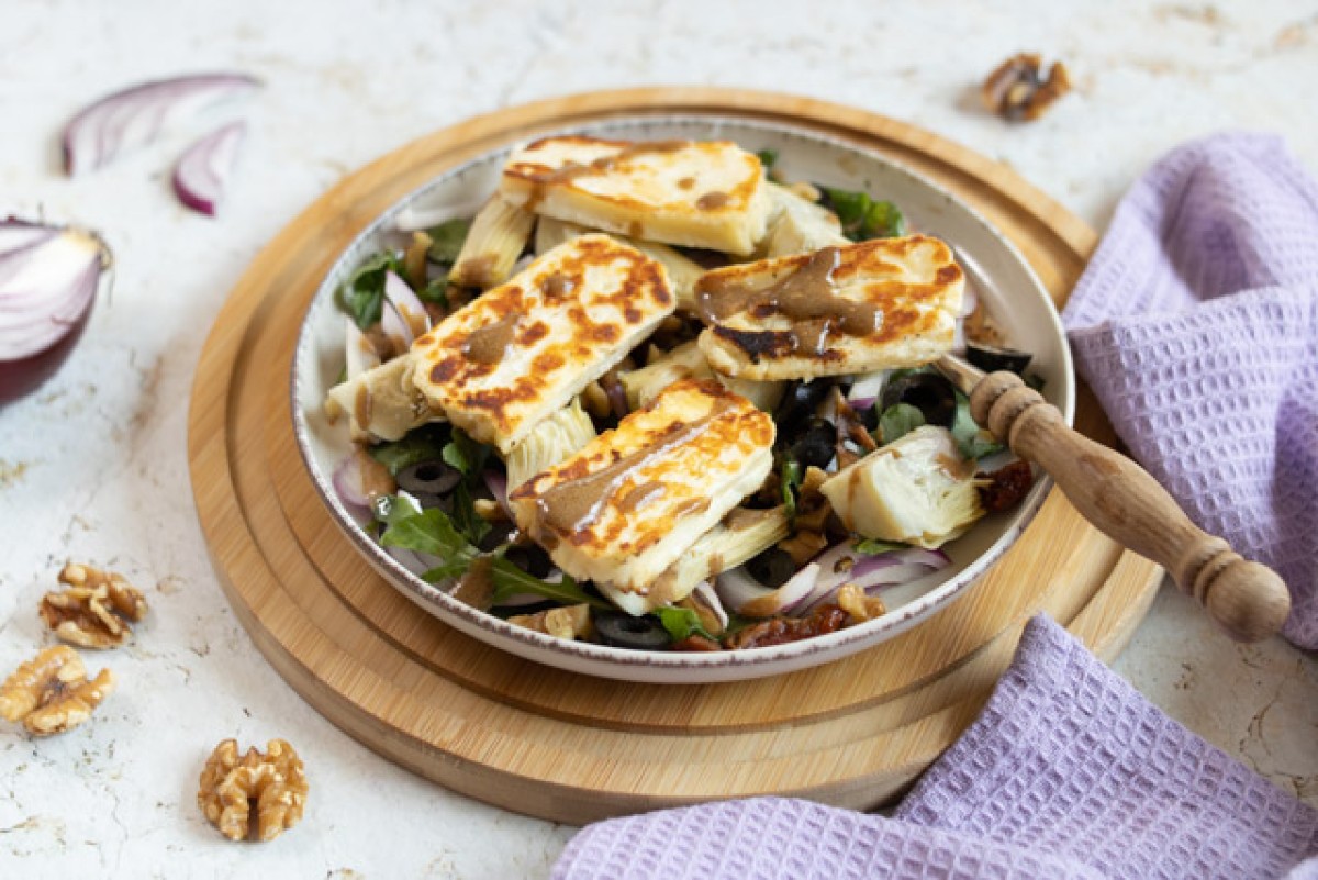Oudjaarsalade met artisjokken, gebakken halloumi en gedroogde tomaten