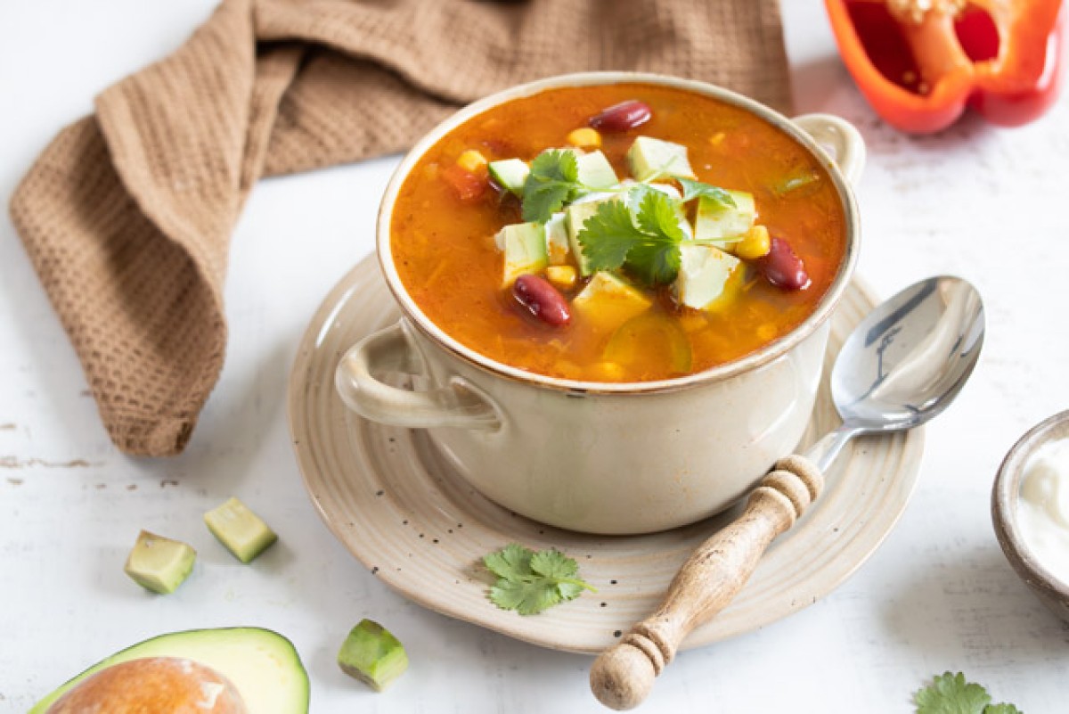 Mexikanische Suppe mit Bohnen, Mais und Avocado
