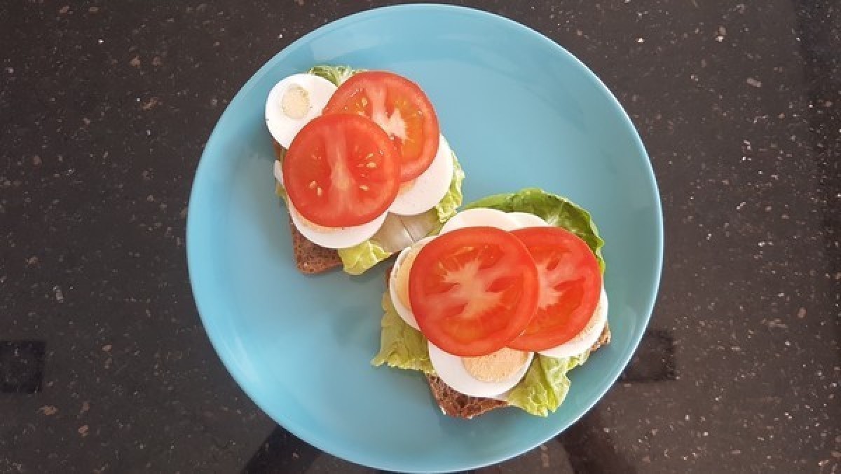 Przepis na Kanapka z jajkiem i pomidorem