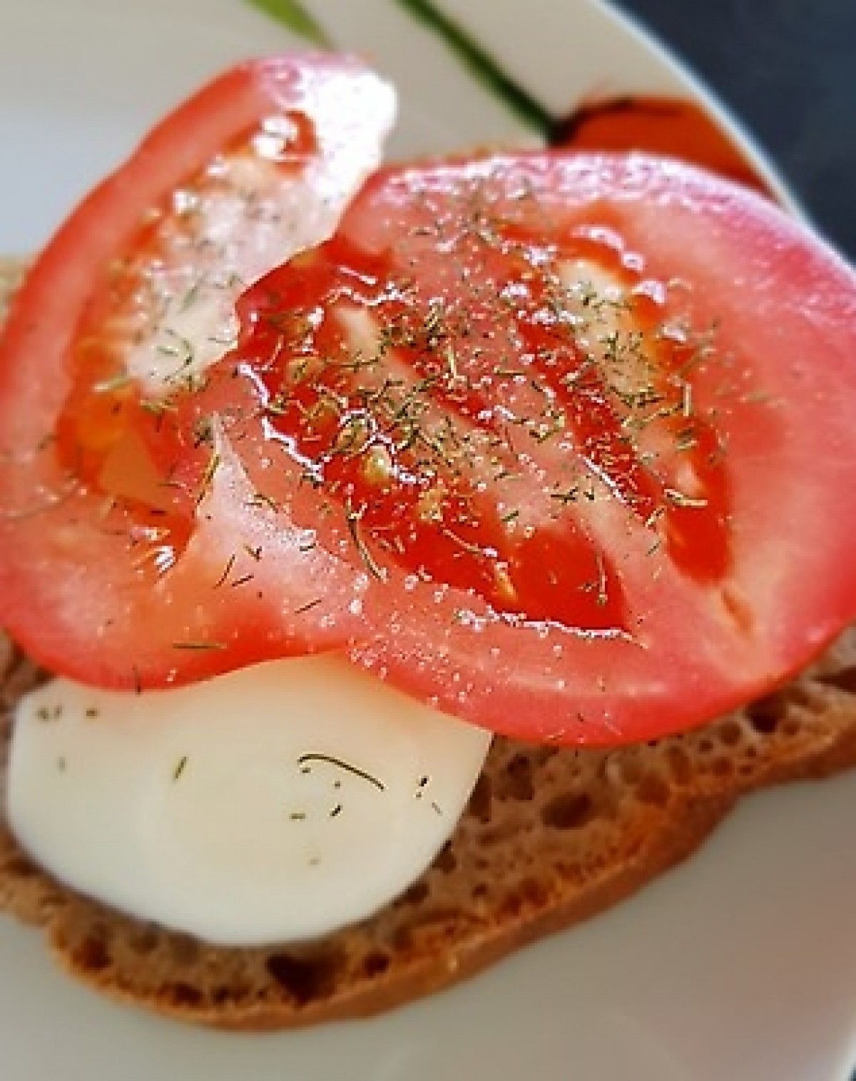 Przepis na Kanapka z jajkiem i pomidorem