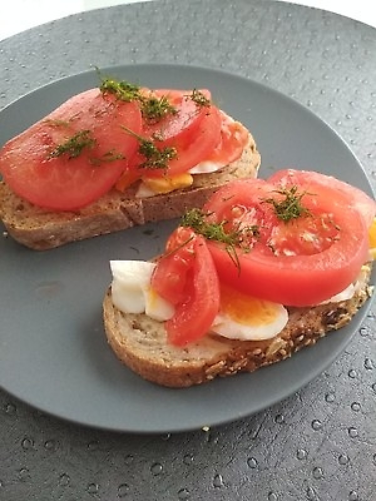 Przepis na Kanapka z jajkiem i pomidorem