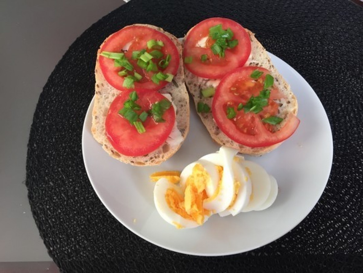 Przepis na Kanapka z jajkiem i pomidorem