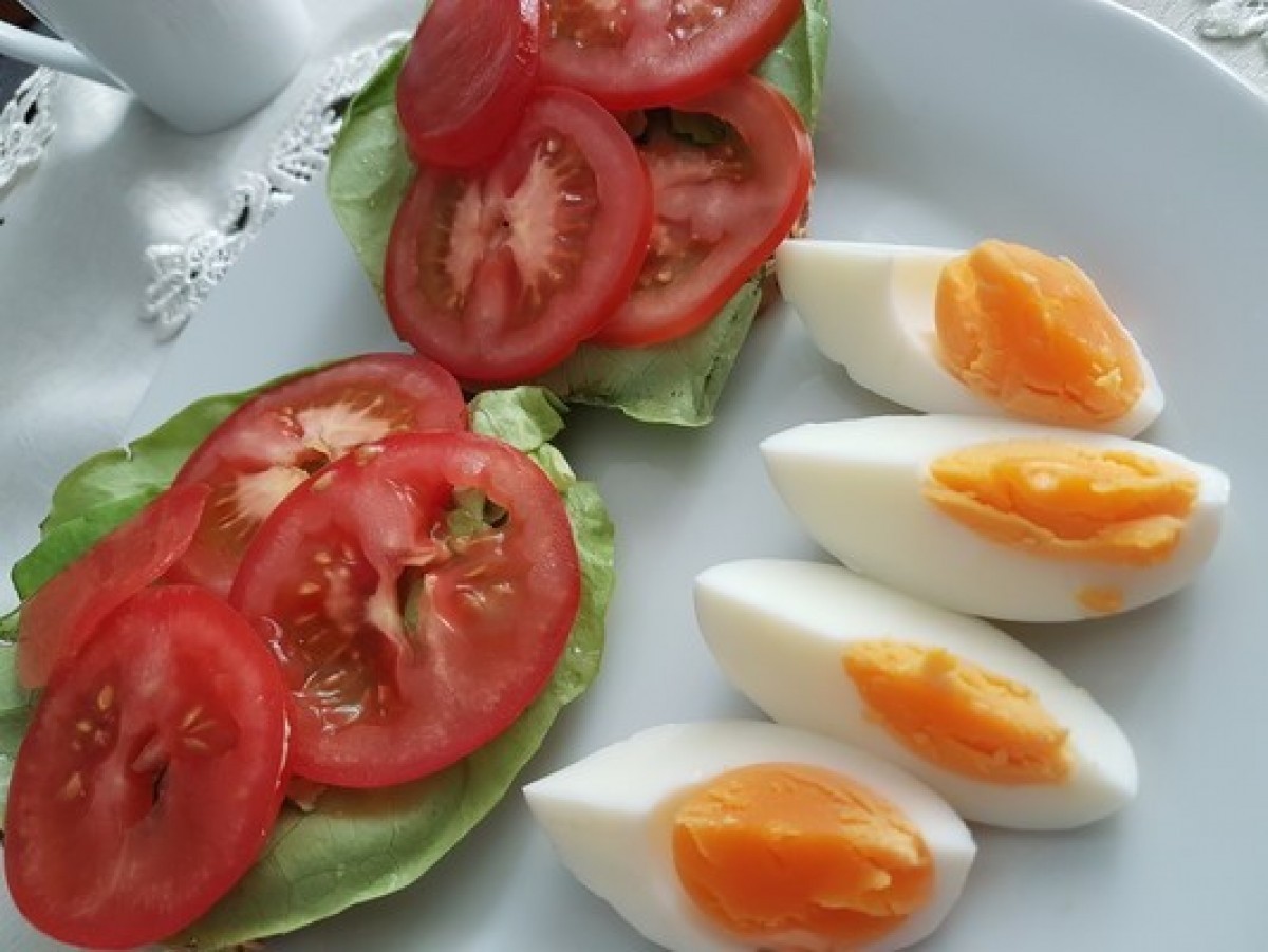 Przepis na Kanapka z jajkiem i pomidorem