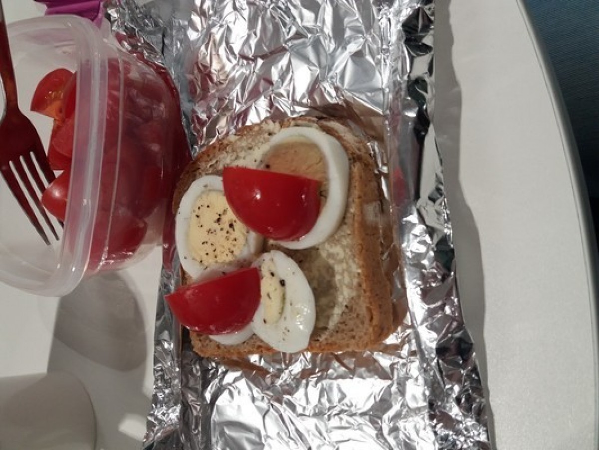 Przepis na Kanapka z jajkiem i pomidorem