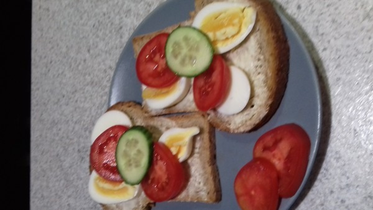 Przepis na Kanapka z jajkiem i pomidorem
