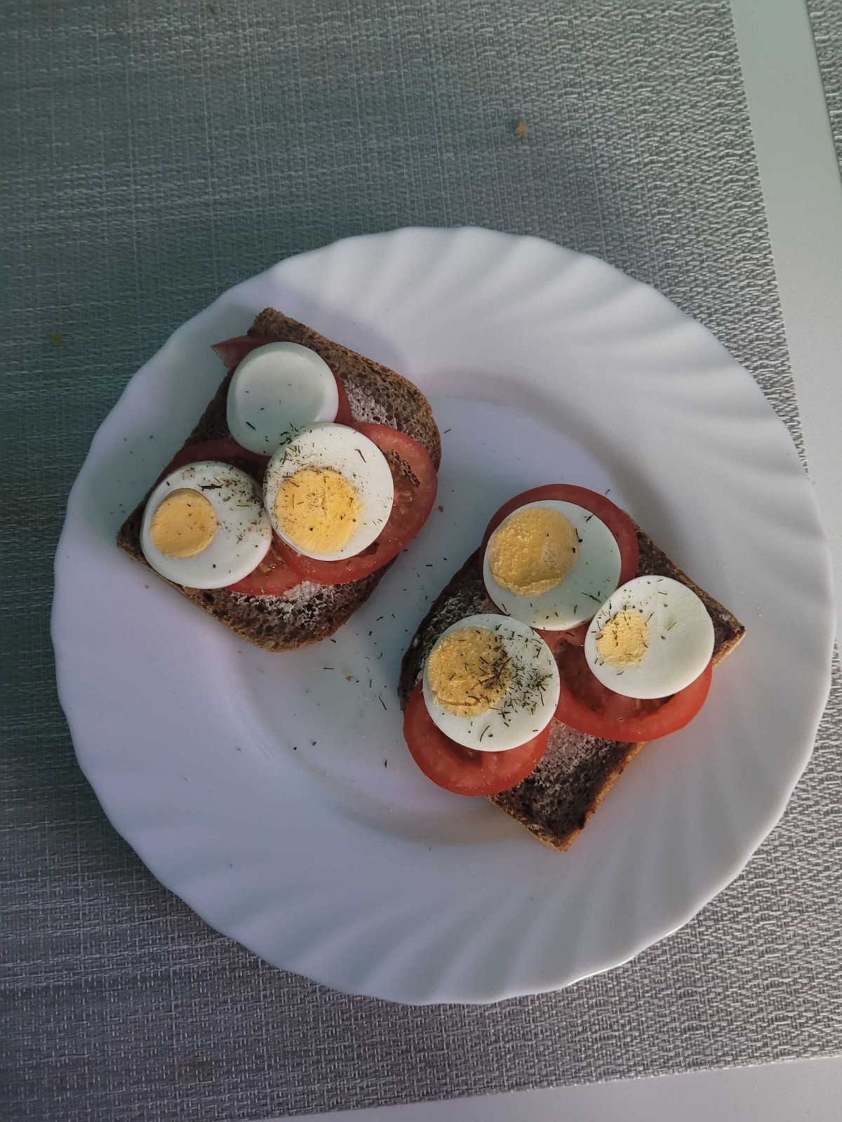 Przepis na Kanapka z jajkiem i pomidorem