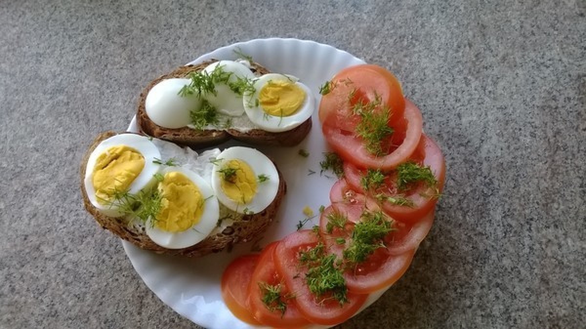 Przepis na Kanapka z jajkiem i pomidorem