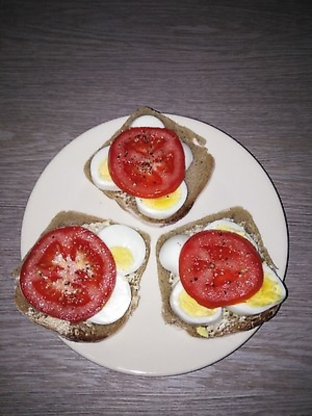 Przepis na Kanapka z jajkiem i pomidorem