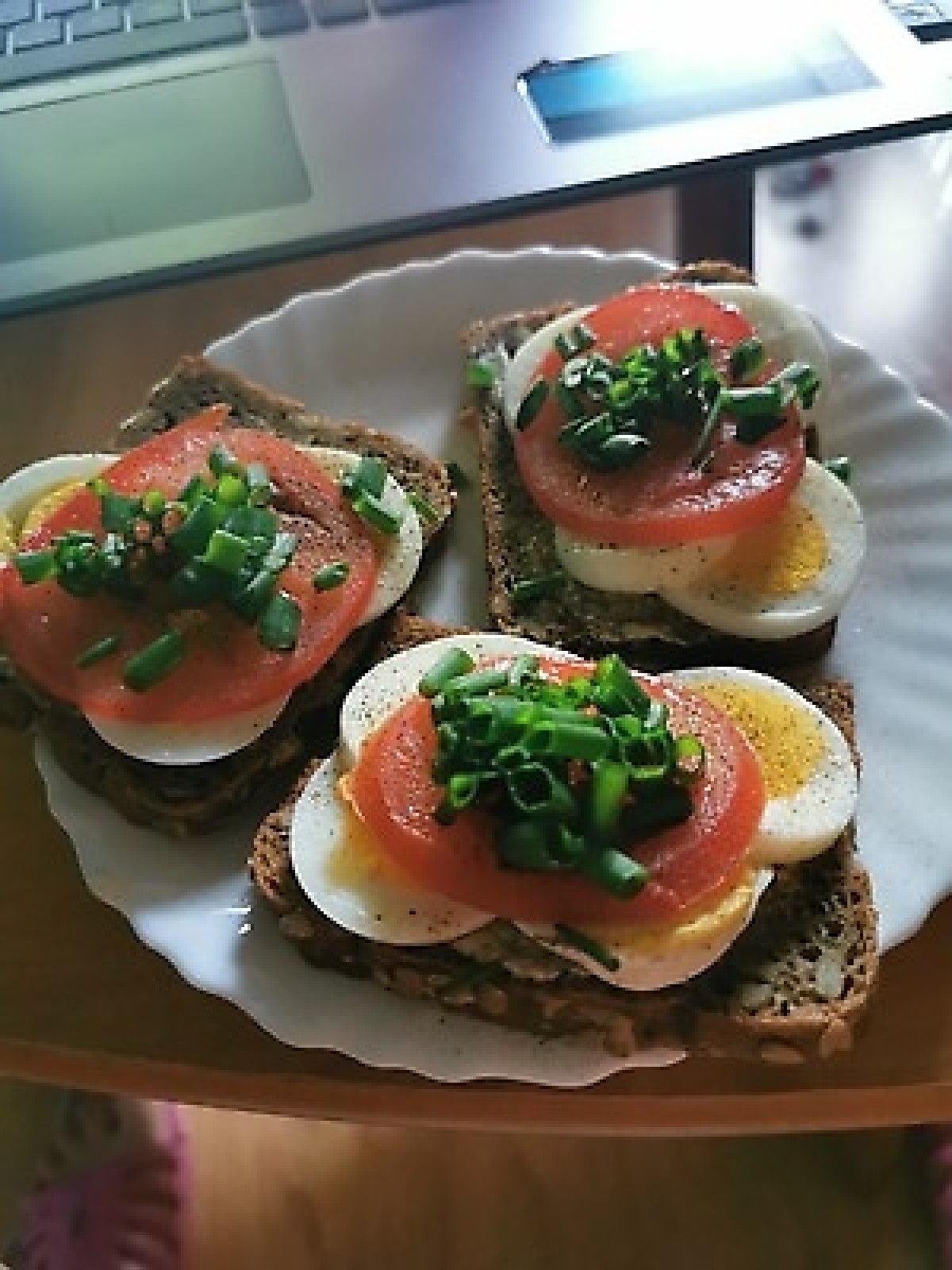 Przepis na Kanapka z jajkiem i pomidorem