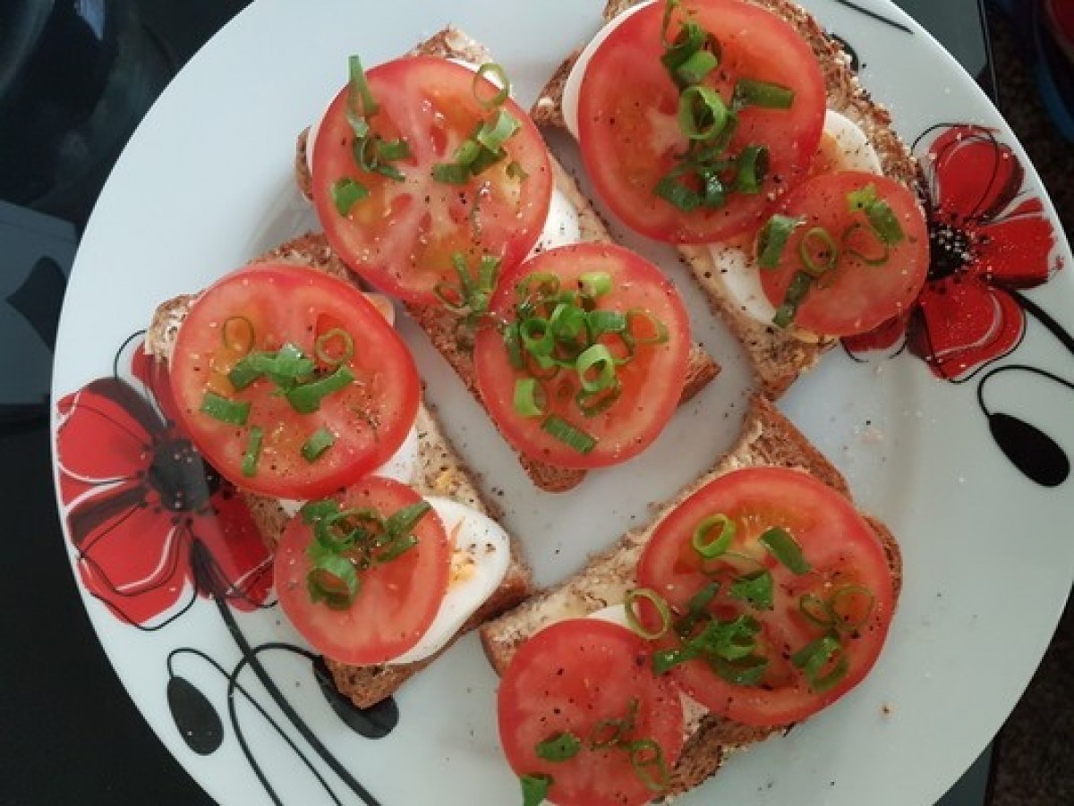 Przepis na Kanapka z jajkiem i pomidorem
