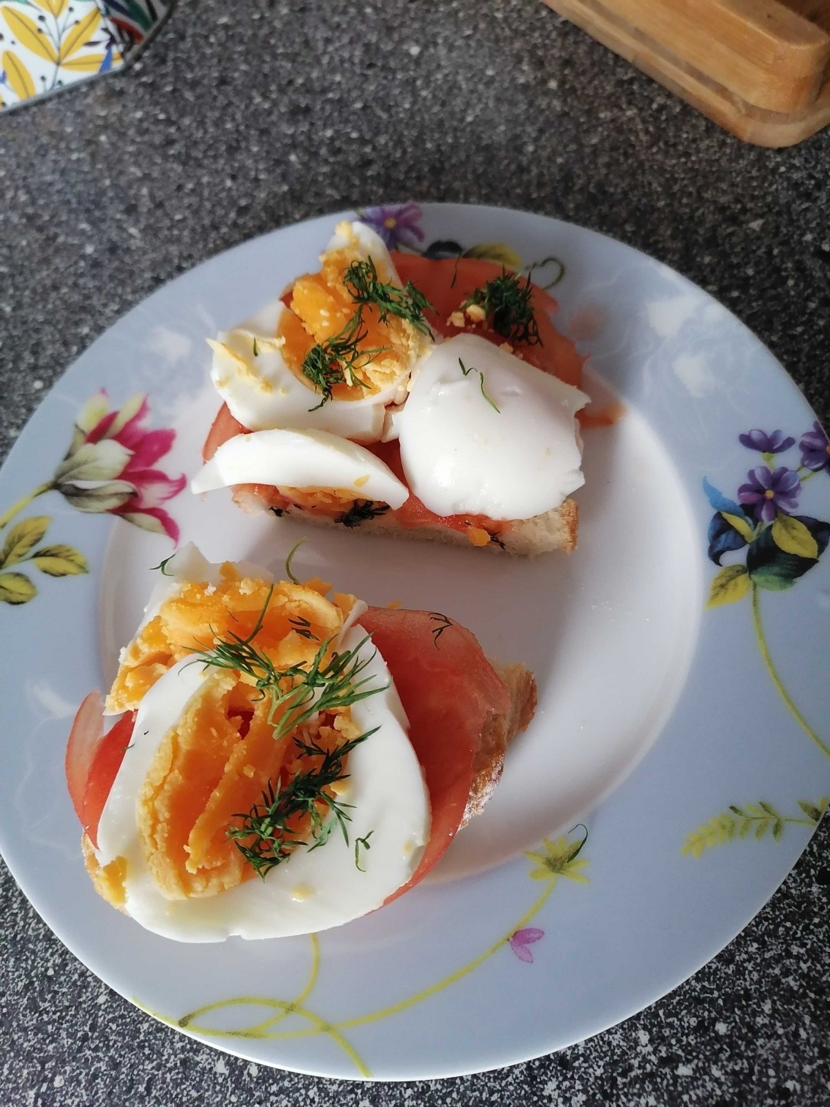 Przepis na Kanapka z jajkiem i pomidorem