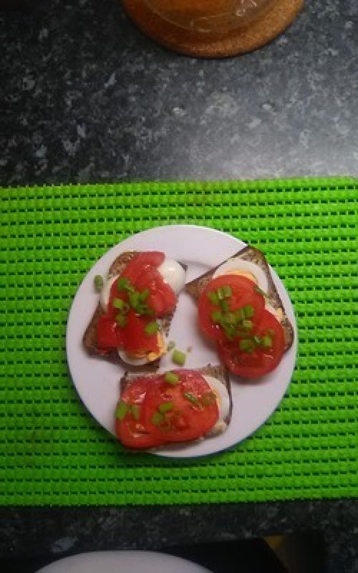 Przepis na Kanapka z jajkiem i pomidorem