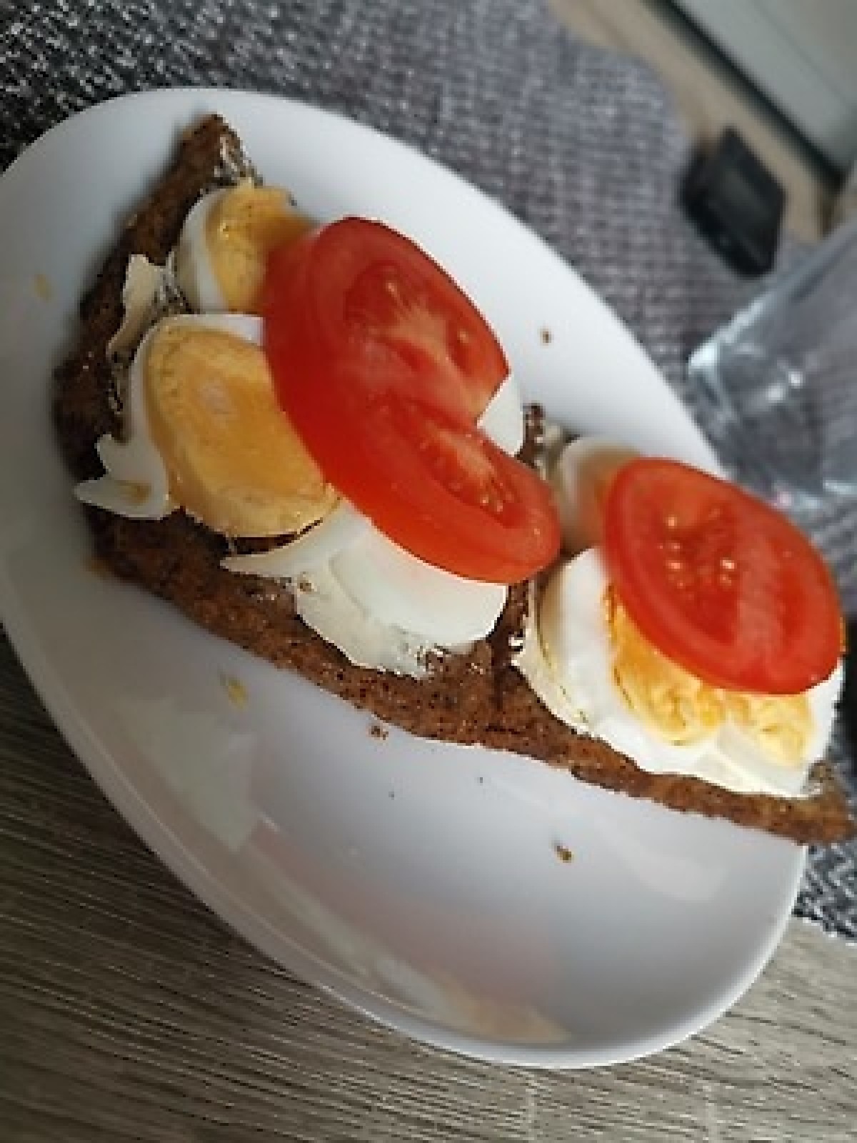 Przepis na Kanapka z jajkiem i pomidorem