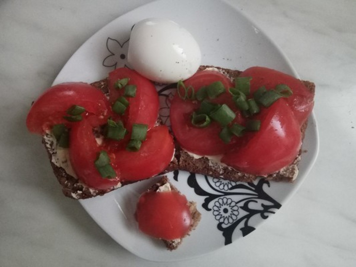 Przepis na Kanapka z jajkiem i pomidorem