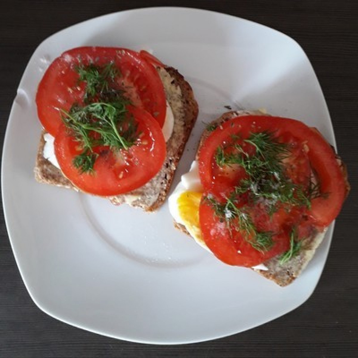 Przepis na Kanapka z jajkiem i pomidorem