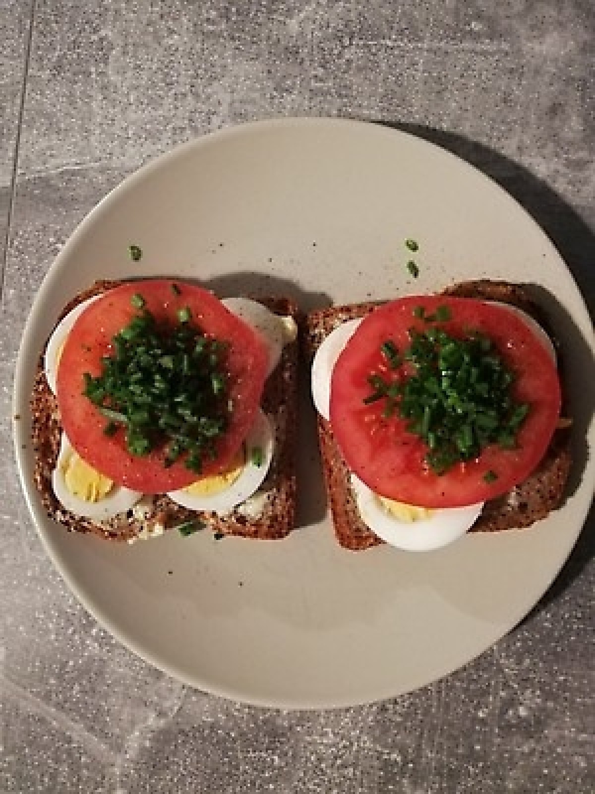 Przepis na Kanapka z jajkiem i pomidorem