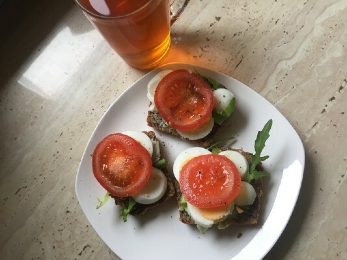 Przepis na Kanapka z jajkiem i pomidorem
