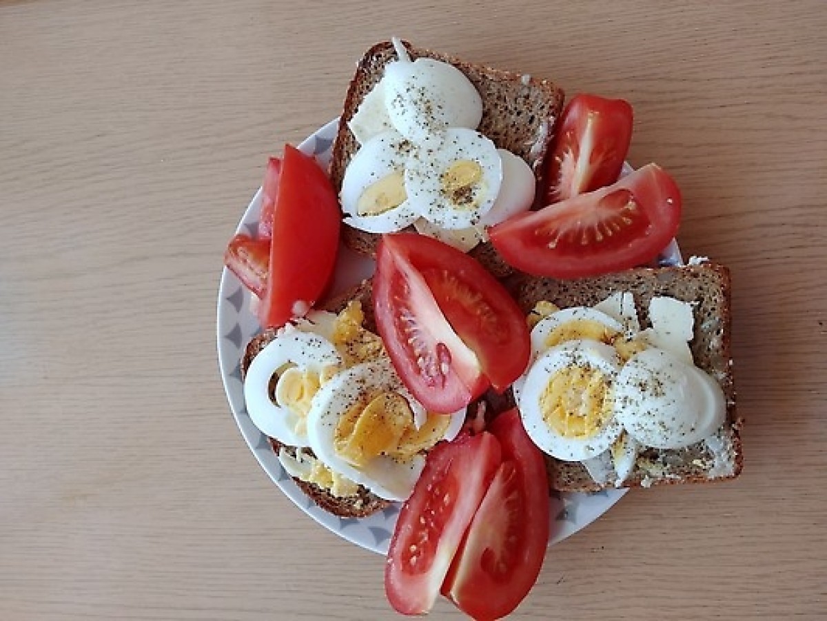 Przepis na Kanapka z jajkiem i pomidorem