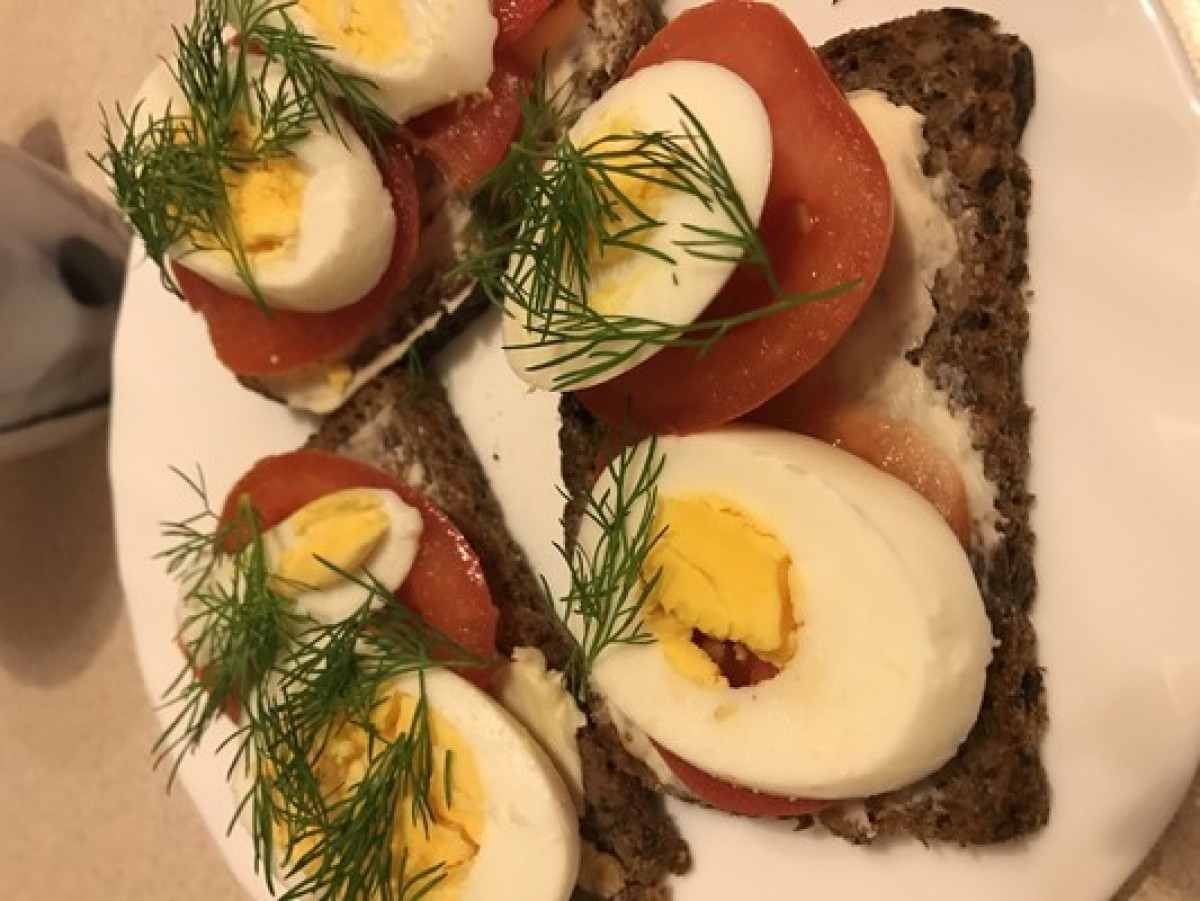 Przepis na Kanapka z jajkiem i pomidorem