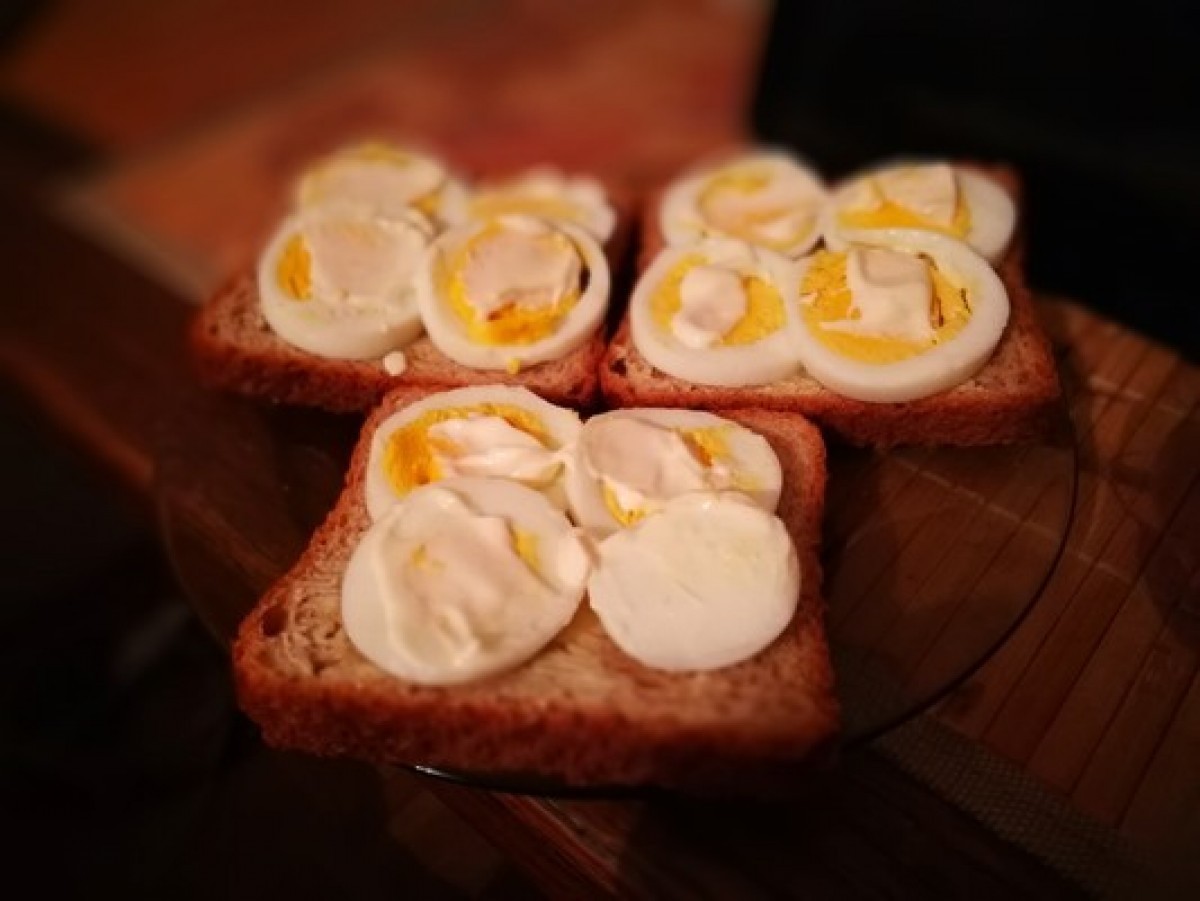 Przepis na Kanapka z jajkiem i pomidorem