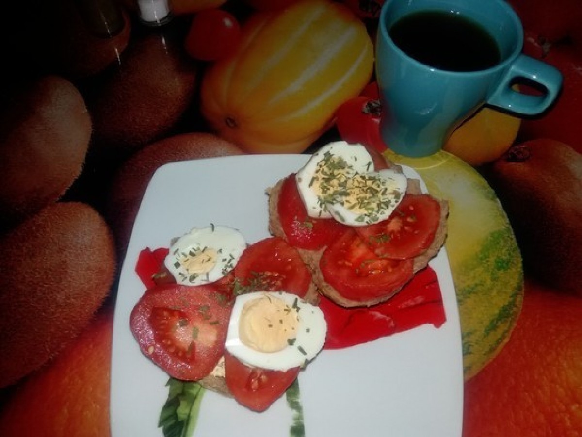 Przepis na Kanapka z jajkiem i pomidorem