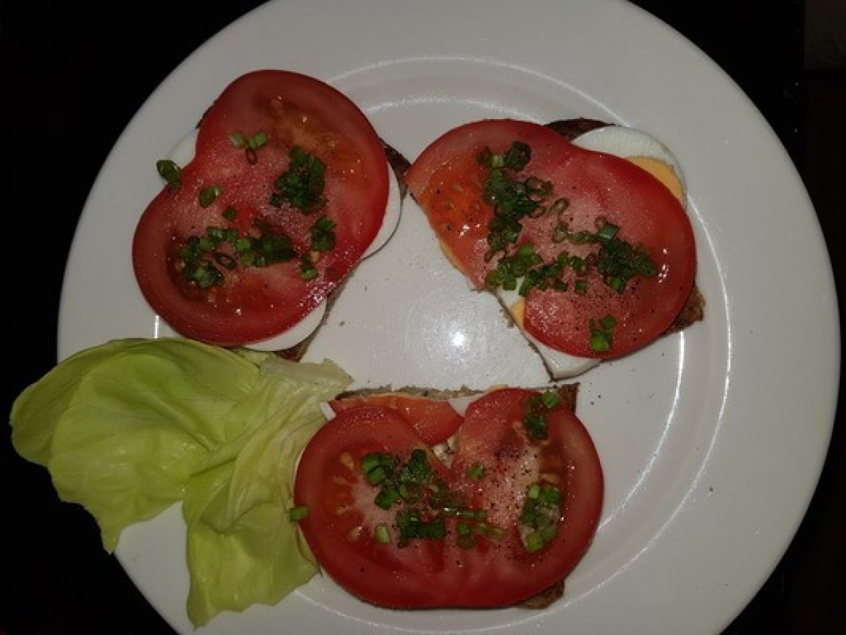 Przepis na Kanapka z jajkiem i pomidorem