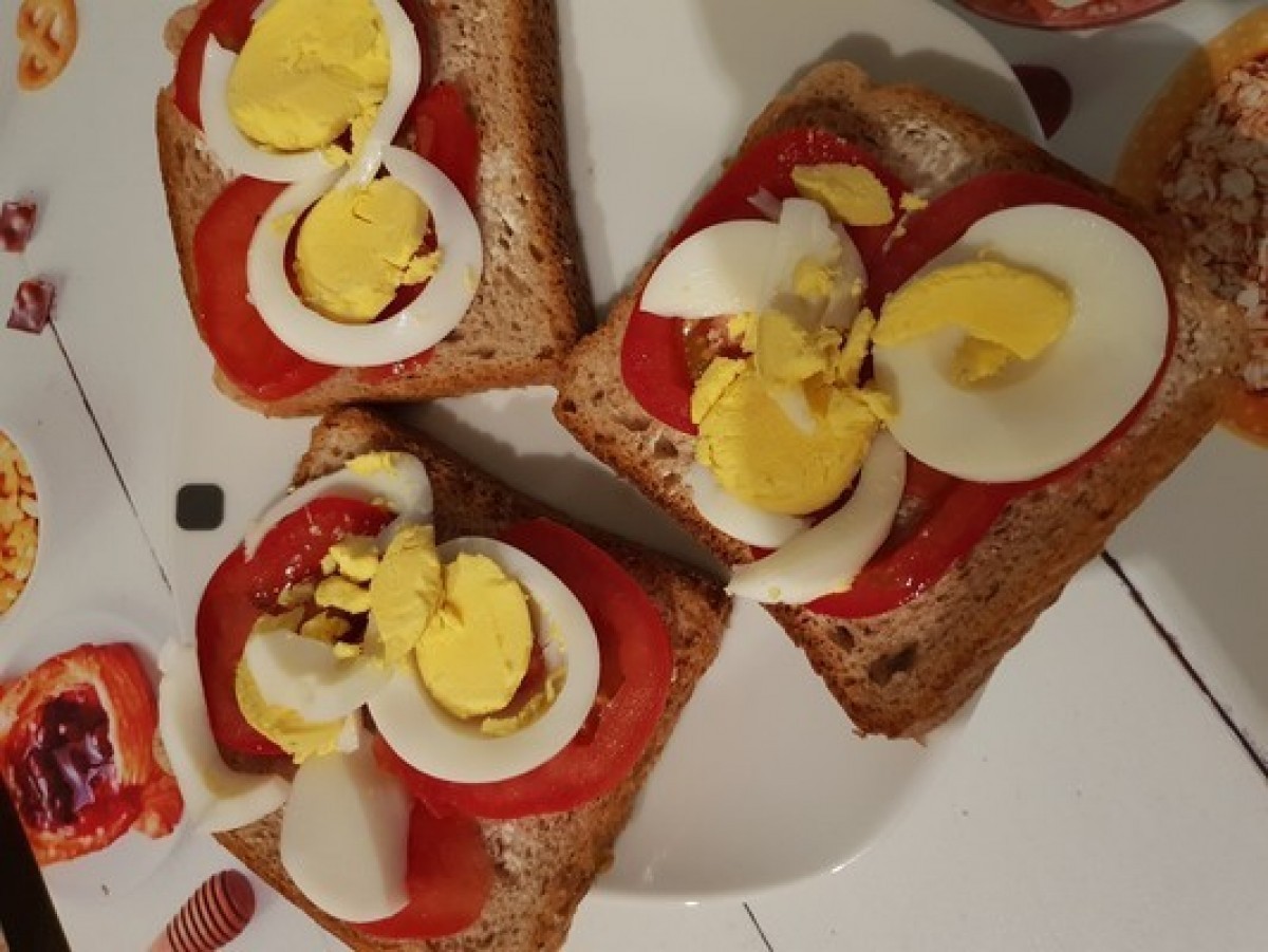 Przepis na Kanapka z jajkiem i pomidorem
