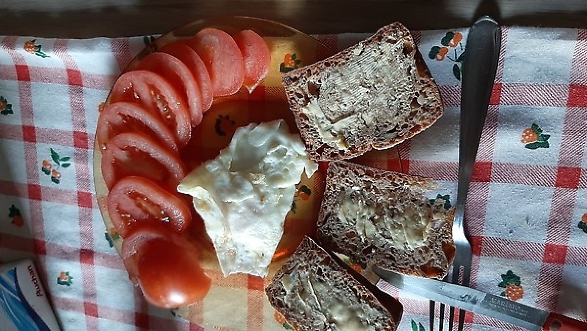 Przepis na Kanapka z jajkiem i pomidorem