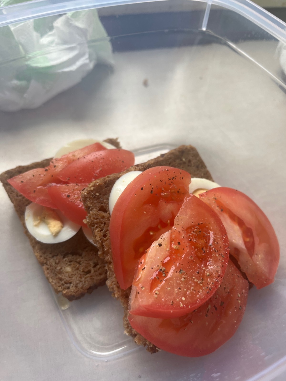 Przepis na Kanapka z jajkiem i pomidorem