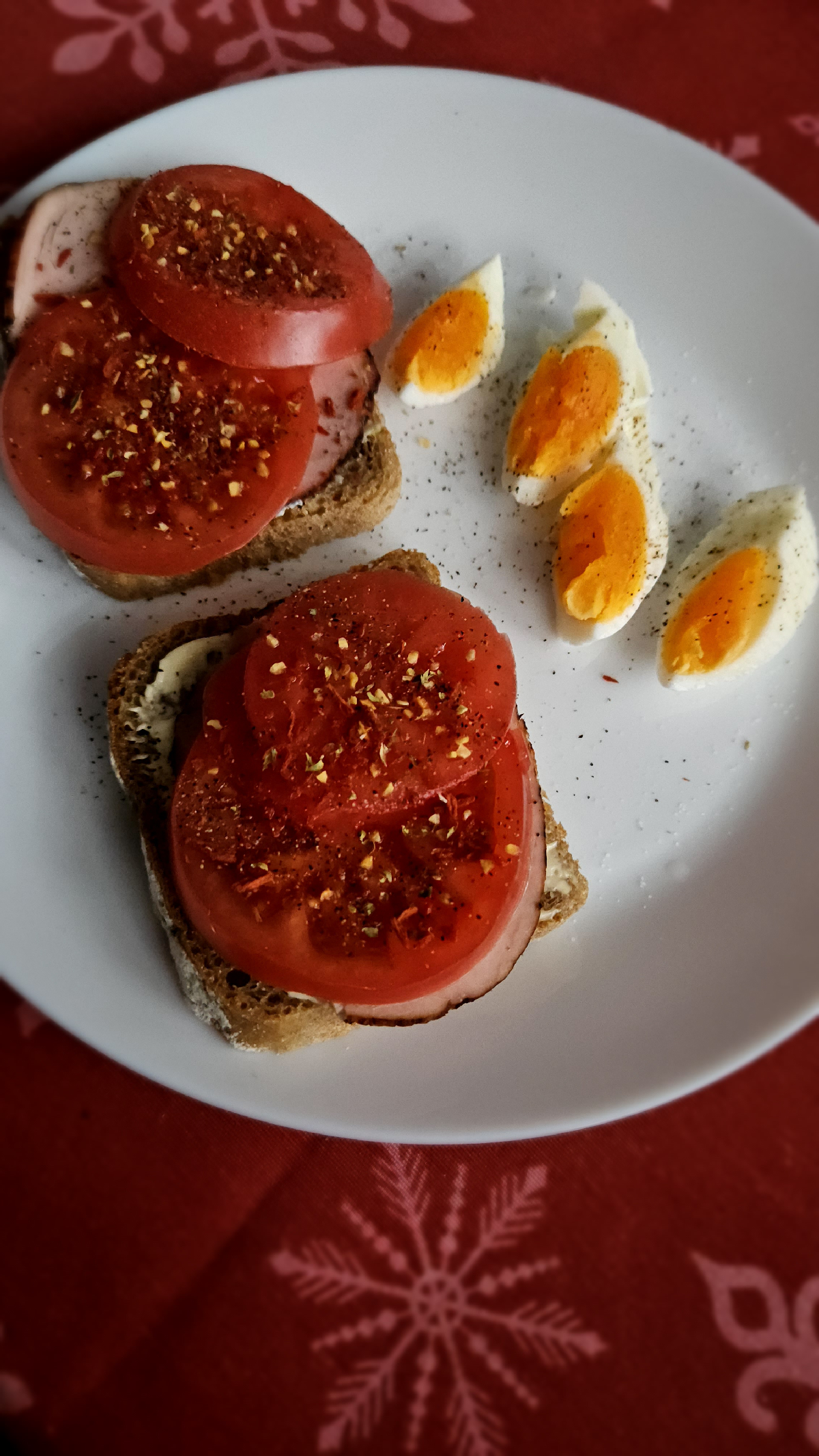 Przepis na Kanapka z jajkiem i pomidorem