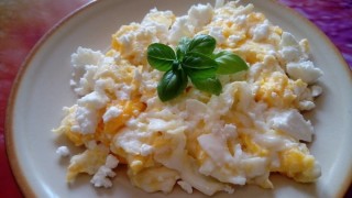Jajecznica z serem feta