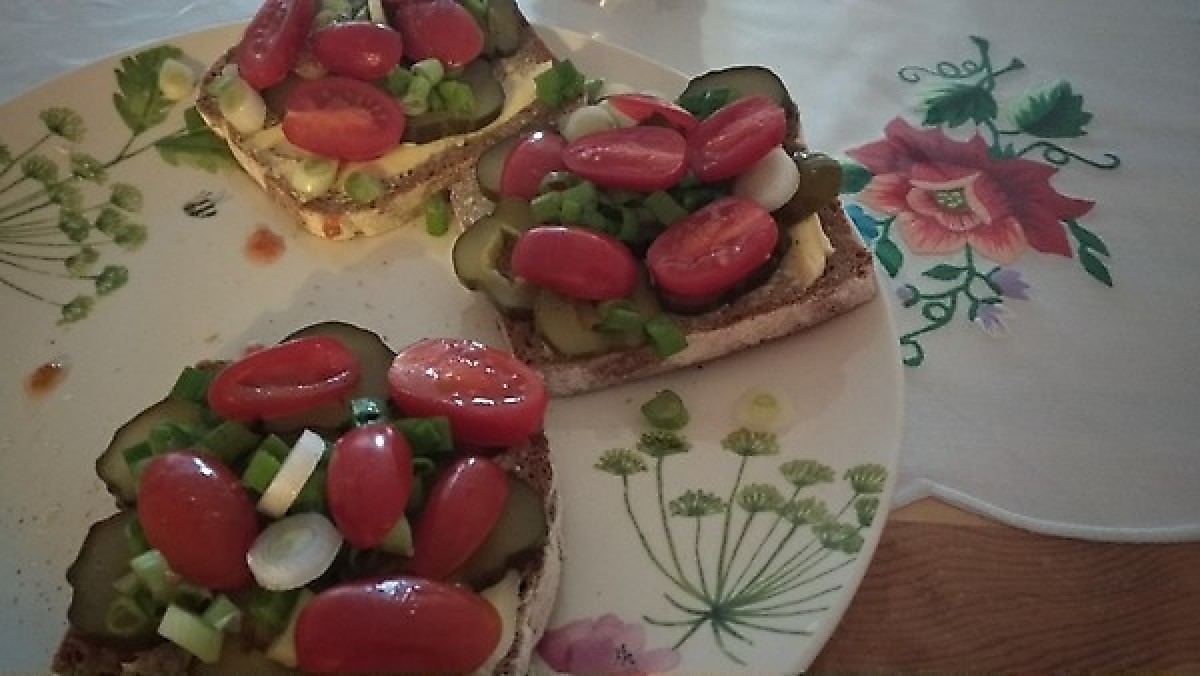 Przepis na Kanapka z pomidorem i ogórkiem