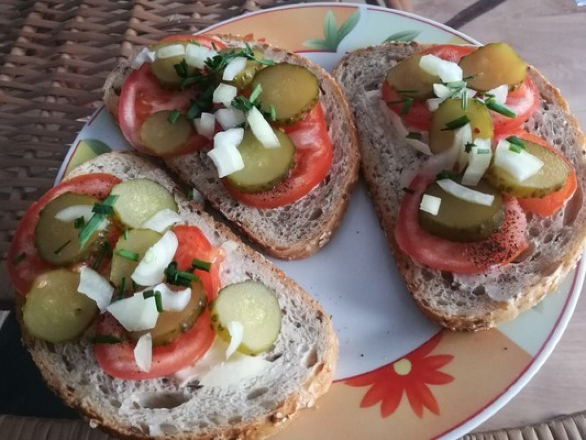 Przepis na Kanapka z pomidorem i ogórkiem