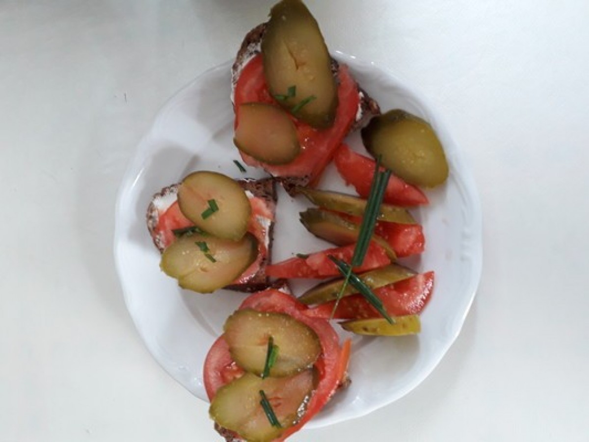 Przepis na Kanapka z pomidorem i ogórkiem