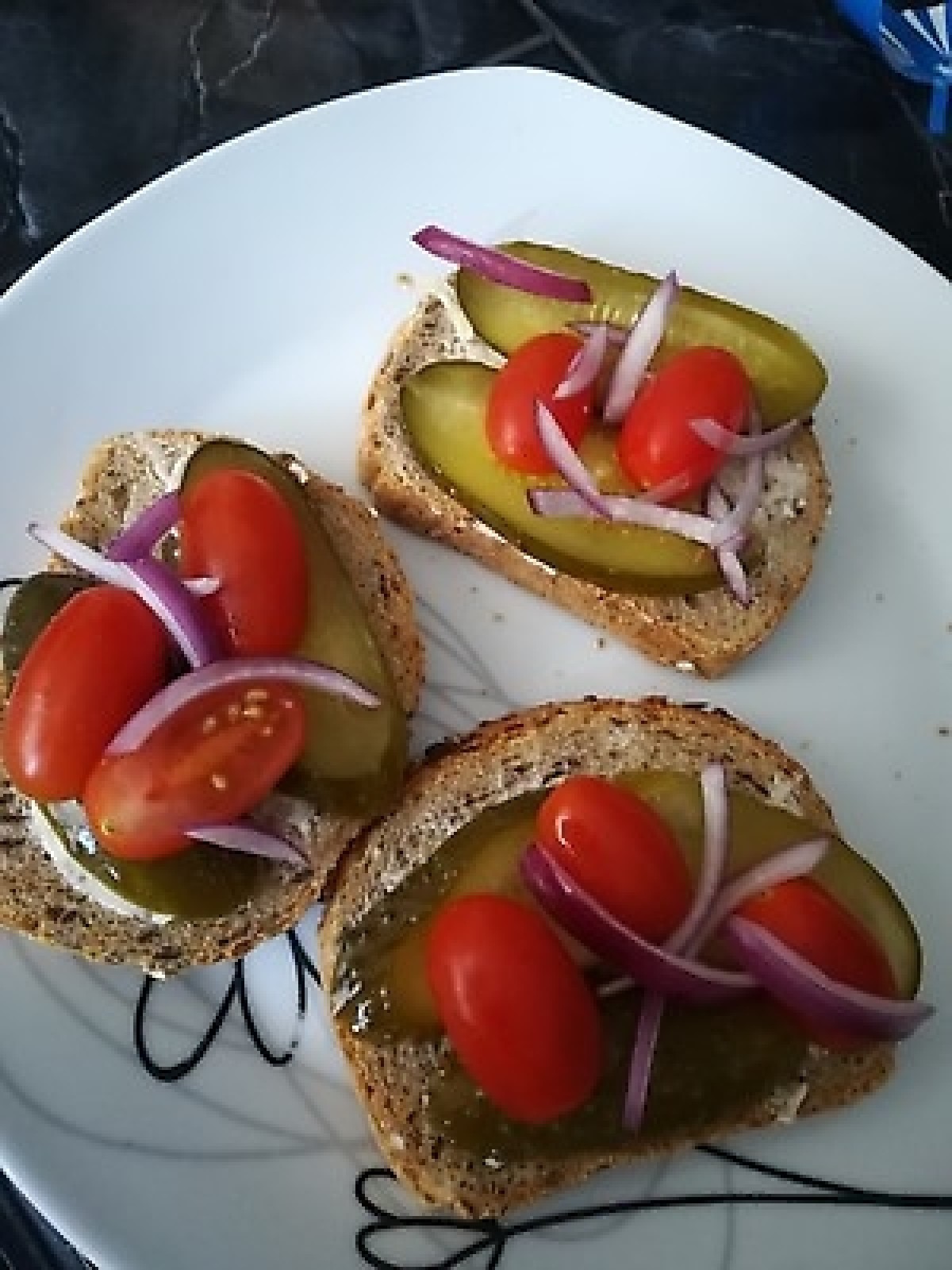 Przepis na Kanapka z pomidorem i ogórkiem
