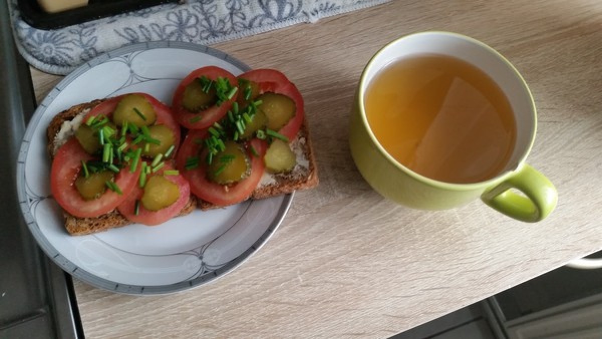 Przepis na Kanapka z pomidorem i ogórkiem