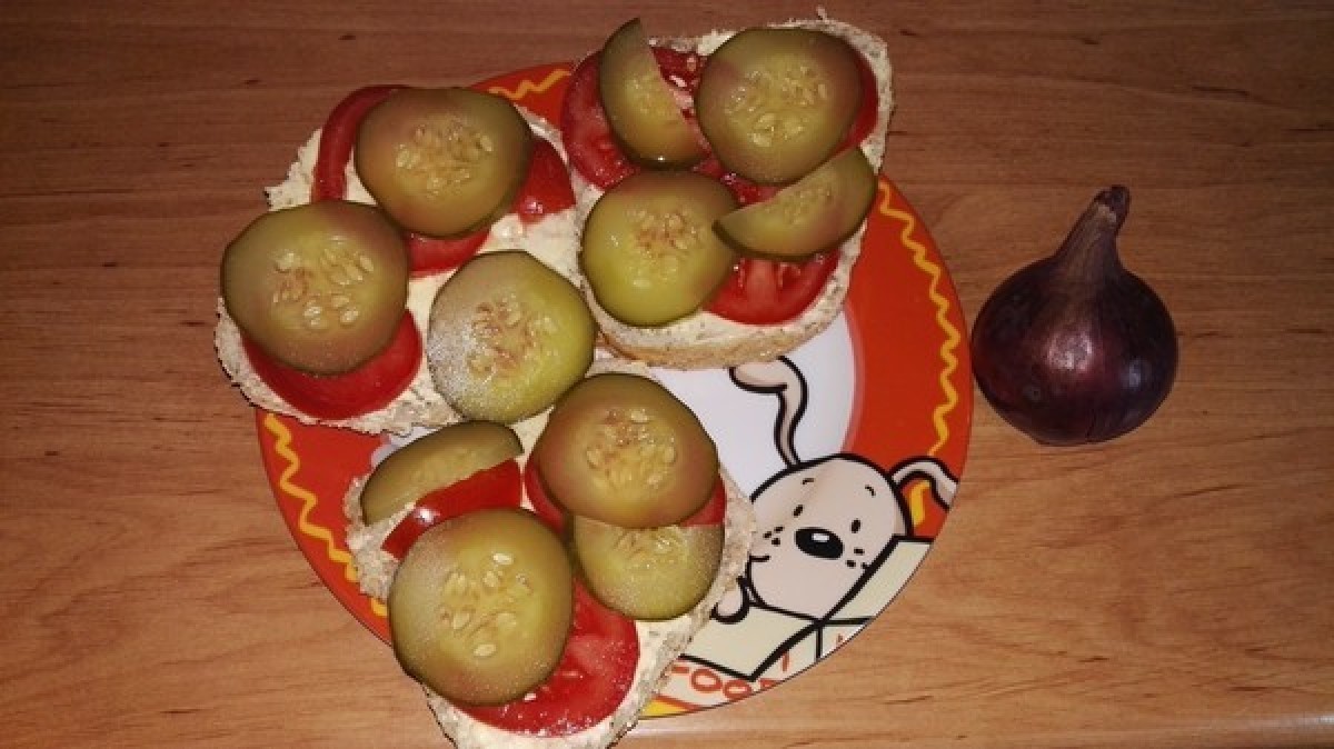 Przepis na Kanapka z pomidorem i ogórkiem