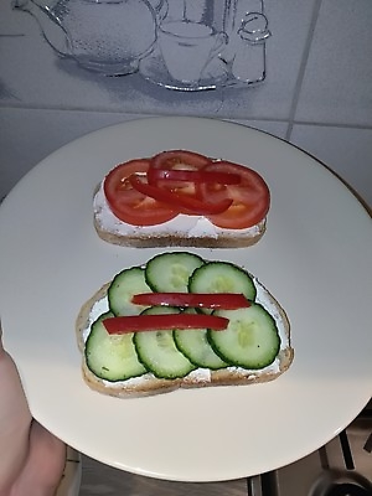 Przepis na Kanapka z pomidorem i ogórkiem