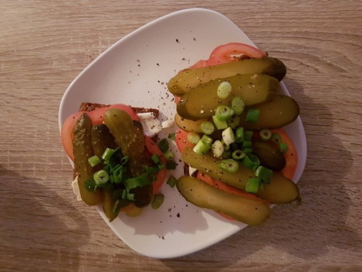 Przepis na Kanapka z pomidorem i ogórkiem