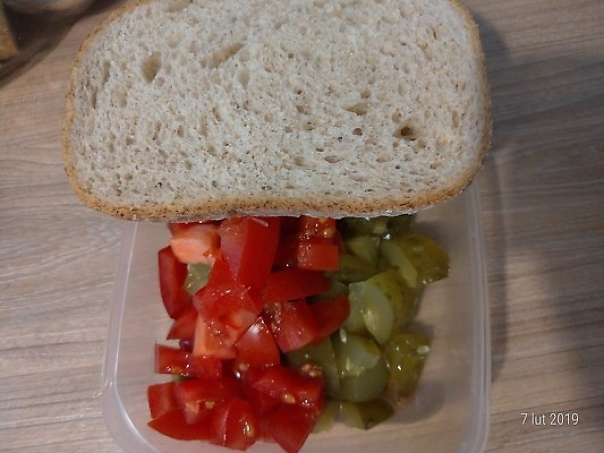 Przepis na Kanapka z pomidorem i ogórkiem