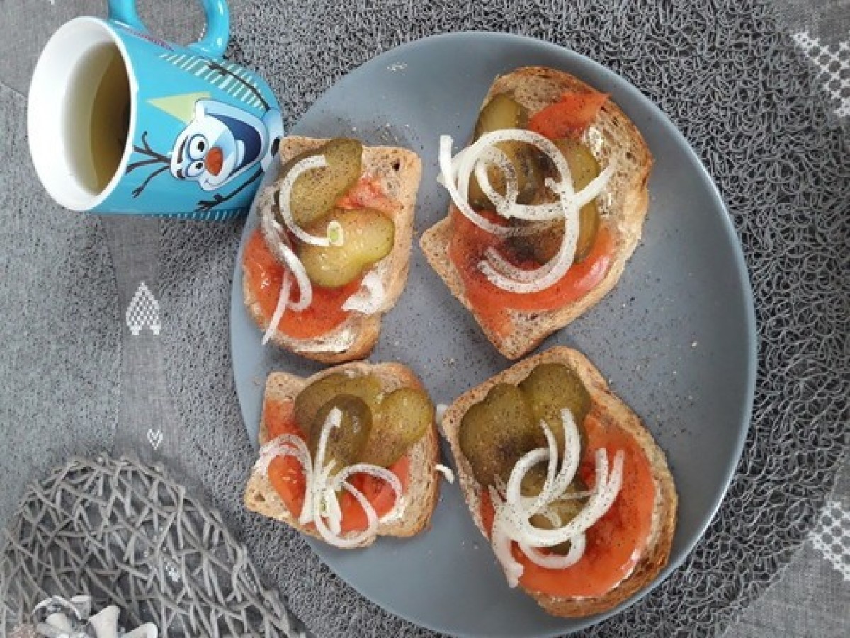Przepis na Kanapka z pomidorem i ogórkiem